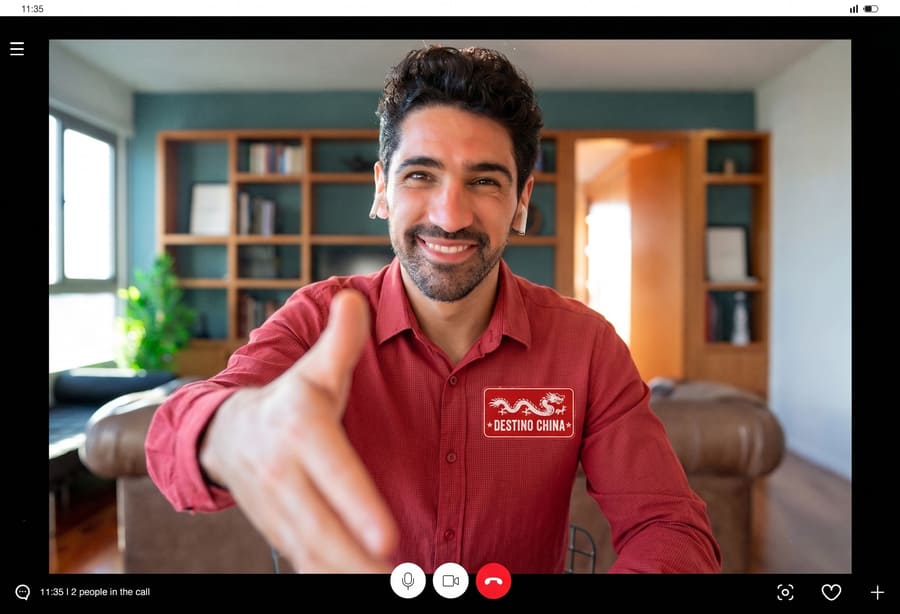 hombre empleado de destino china con playera rojo y el logotipo de la empresa